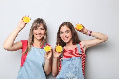 Turuncu meyve olan genç kadın 