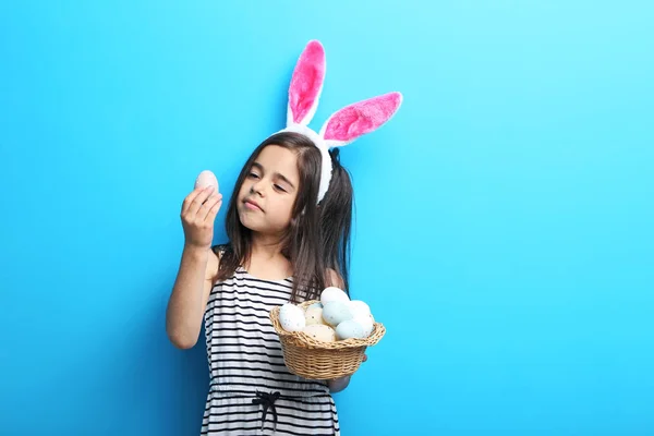 Hermosa niña con orejas de conejo —  Fotos de Stock