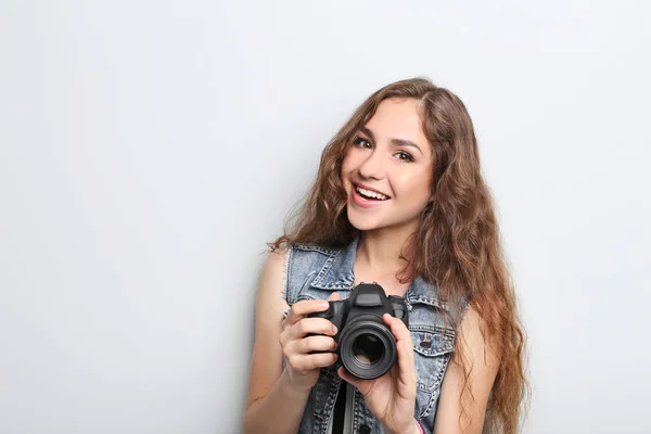 Retrato de mujer joven con cámara sobre fondo gris —  Fotos de Stock