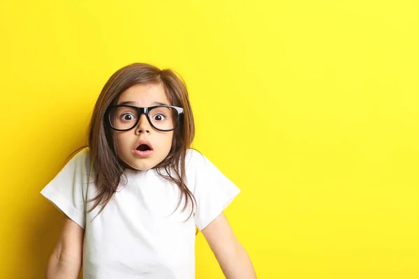 Красива маленька дівчинка в окулярах — стокове фото