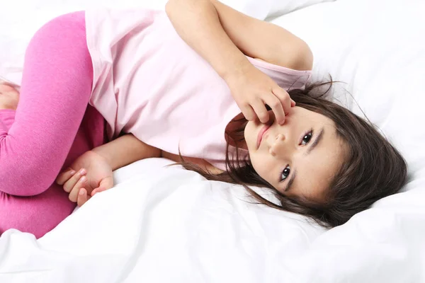 白いベッドの小さな女の子 — ストック写真