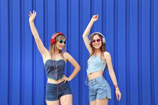 Women with sunglasses and headphones — Stock Photo, Image