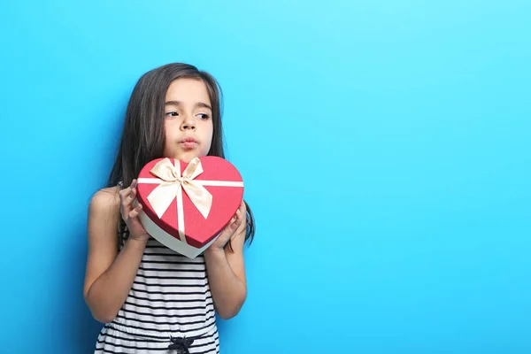 Hermosa chica con caja de regalo —  Fotos de Stock