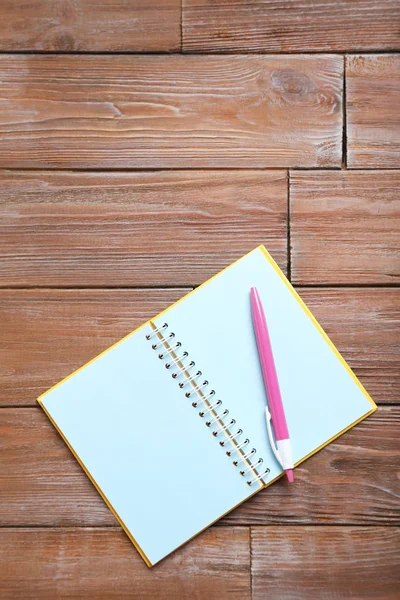 Caderno com caneta na mesa — Fotografia de Stock