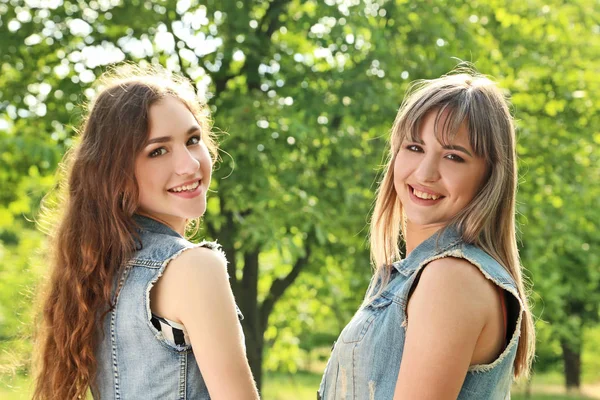 Jonge vrouwen in het park — Stockfoto