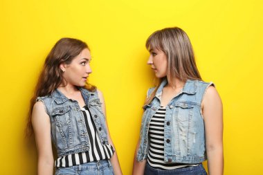 Sarı zemin üzerine iki genç kadın portresi