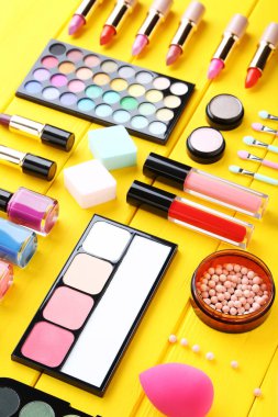 makyaj fırçaları ve kozmetik ürünleri