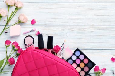 makyaj fırçaları ve kozmetik ürünleri