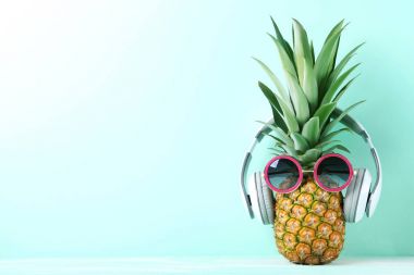 Ananas güneş gözlüğü ve kulaklık ile 
