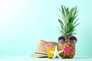 Güneş gözlüğü ve cam ile olgun ananas 