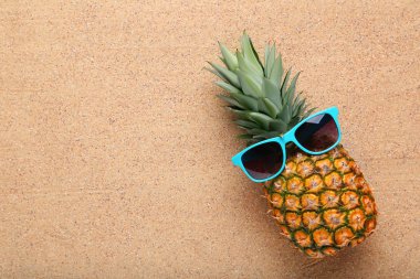 Bununla birlikte güneş gözlüklü olgun ananas 
