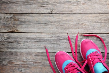 Tablo üzerinde spor ayakkabı