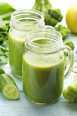 Brokoli suyuyla şişe 