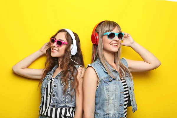 Portret van twee jonge vrouw met zonnebril en hoofdtelefoons — Stockfoto