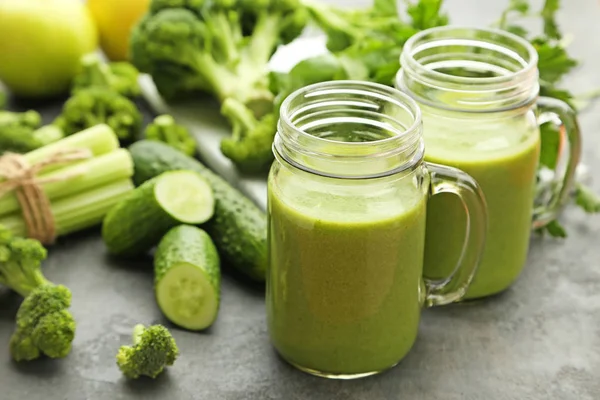 Botellas de jugo con brócoli — Foto de Stock