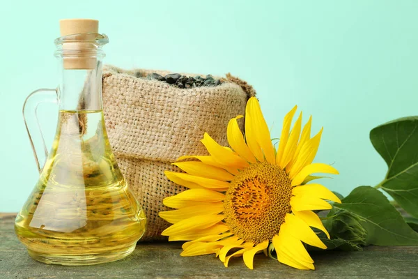 Sonnenblumenkerne im Sack mit Flasche — Stockfoto