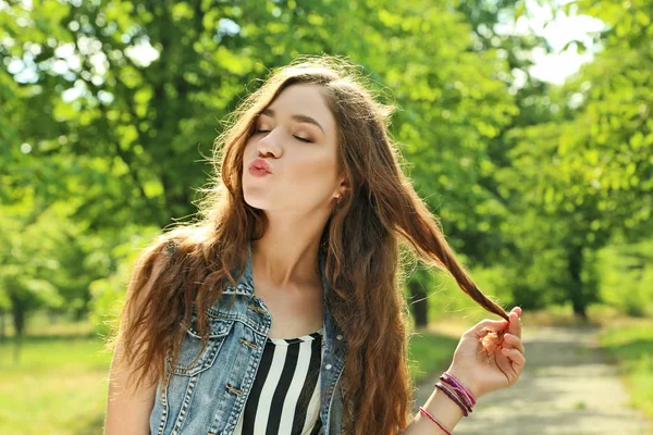 Portrait of young woman in the park — Stock Photo, Image