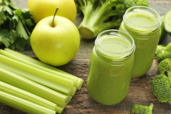 Flessen SAP met broccoli — Stockfoto