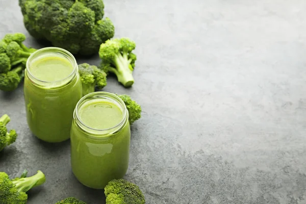 Flessen SAP met broccoli — Stockfoto