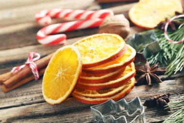 Noel ağacı dalı kurutulmuş portakal ile