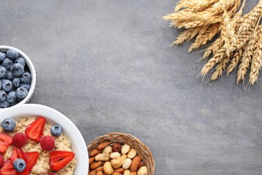 Plaka çilek ve fındık ile yulaf ezmesi 