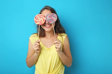 Lolipopu olan genç bir kadın. 