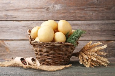 Hasır sepet biber ile patates 