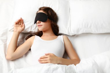 kadın eyemask yatakta yatıyor