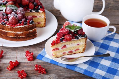 Ev yapımı bisküvi kek çilek ile 