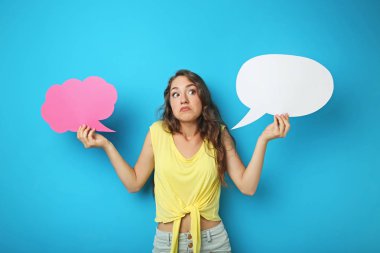 Konuşma balonu olan genç bir kadın. 