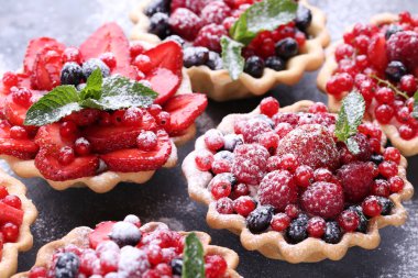 Tatlı tartlets çilek ile 