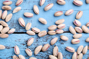 ahşap masa üzerine Antep fıstığı