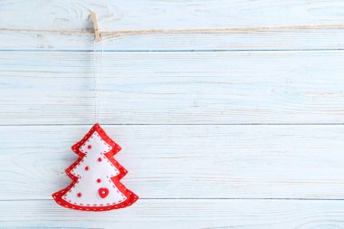 Noel süslemeleri ipte asılı. 