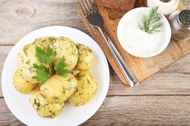 Plaka ekmek ile haşlanmış patates 