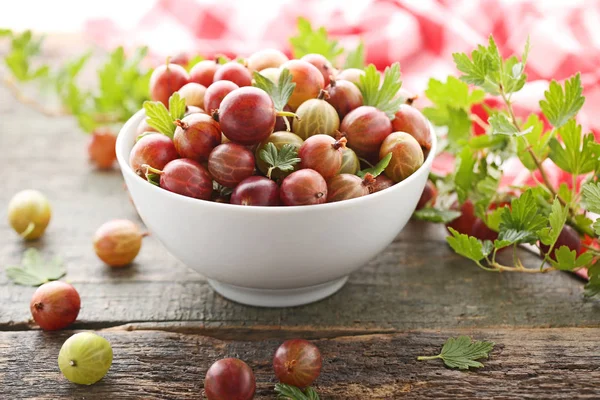 Frutta matura di uva spina in ciotola — Foto Stock