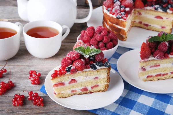 Hausgemachter Kekskuchen mit Beeren — Stockfoto