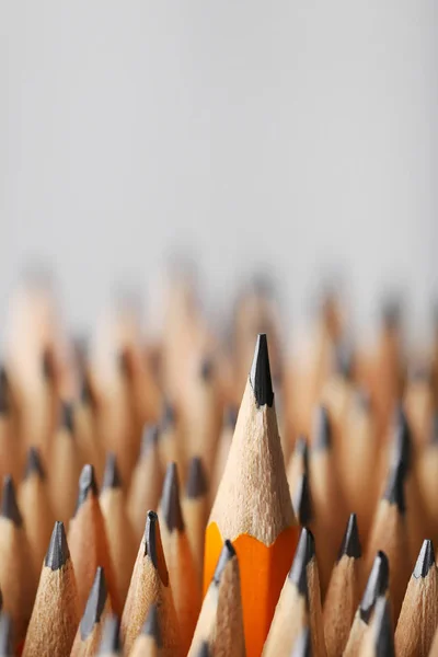 Gele potloden op grijs — Stockfoto