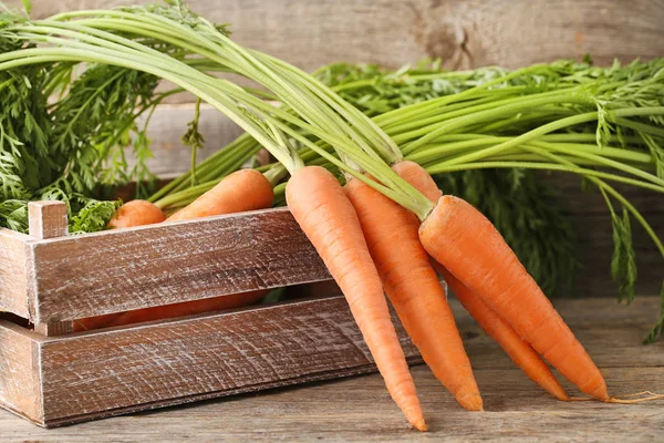 Свежая и спелая морковь в ящике — стоковое фото