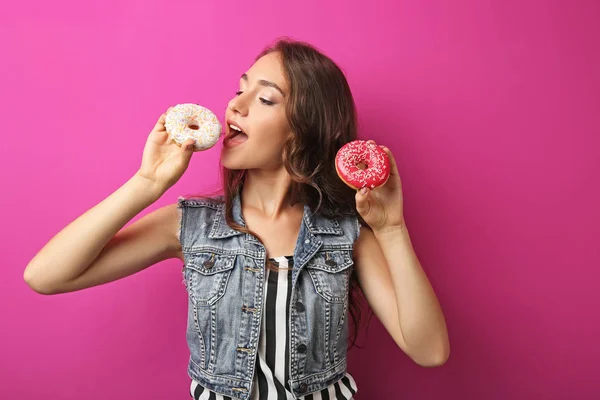 Junge Frau mit süßen Donuts — Stockfoto