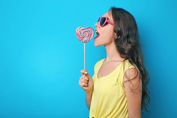 Молодая женщина с леденцом
