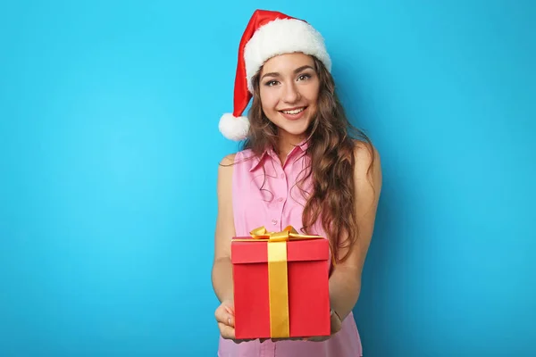 Vrouw in santa hoed met geschenkdoos — Stockfoto