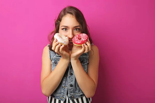 Junge Frau mit süßen Donuts — Stockfoto