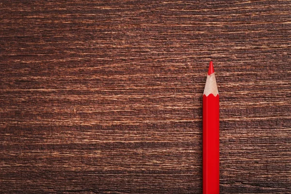 Crayon rouge sur table en bois — Photo
