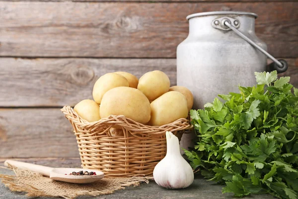 Batatas em cesta de vime com salsa — Fotografia de Stock