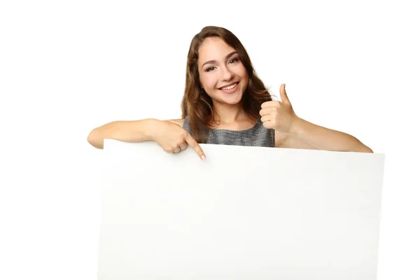 Giovane donna con carta bianca — Foto Stock
