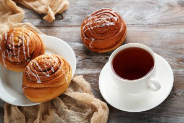 Çay ile tarçınlı çörek  