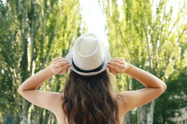 Park içinde genç kadın arkadan görünüm