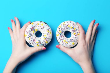 Erkek holding tatlı çörek eller  