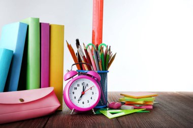 Çalar saat ile Kırtasiye  