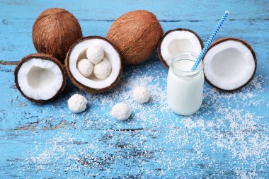 Hindistan cevizi ve pul ve şişe süt  